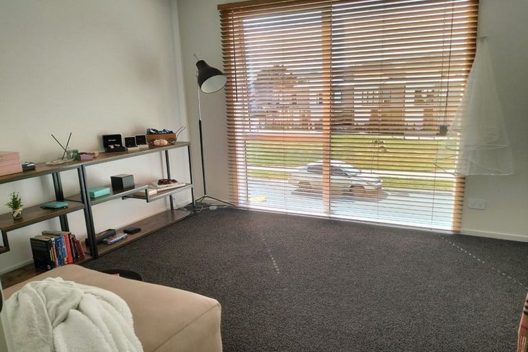 Photo of property in 77 Hokioi Drive, Kenepuru, Porirua, 5022