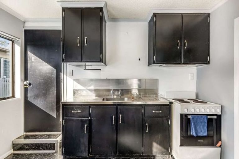 Photo of property in 84 Pioneer Road, Moturoa, New Plymouth, 4310