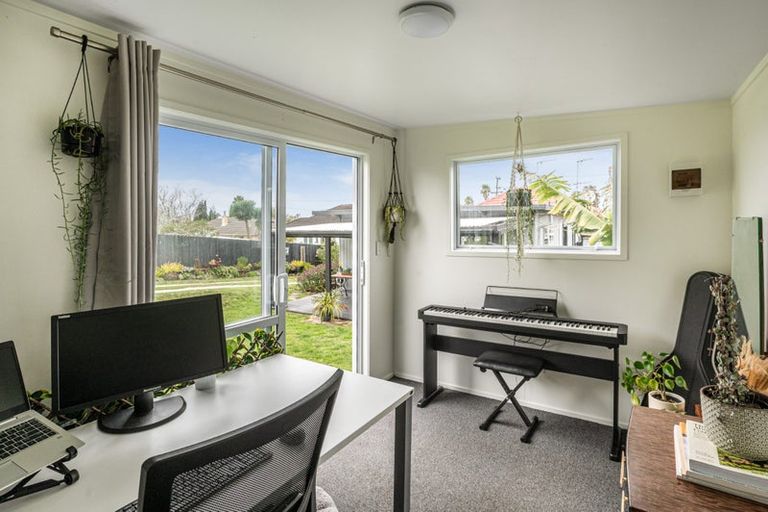 Photo of property in 2/23 Miller Road, Mangere Bridge, Auckland, 2022