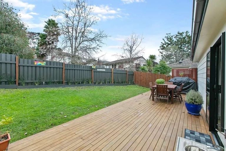 Photo of property in 2/1 Landsdale Place, Massey, Auckland, 0614