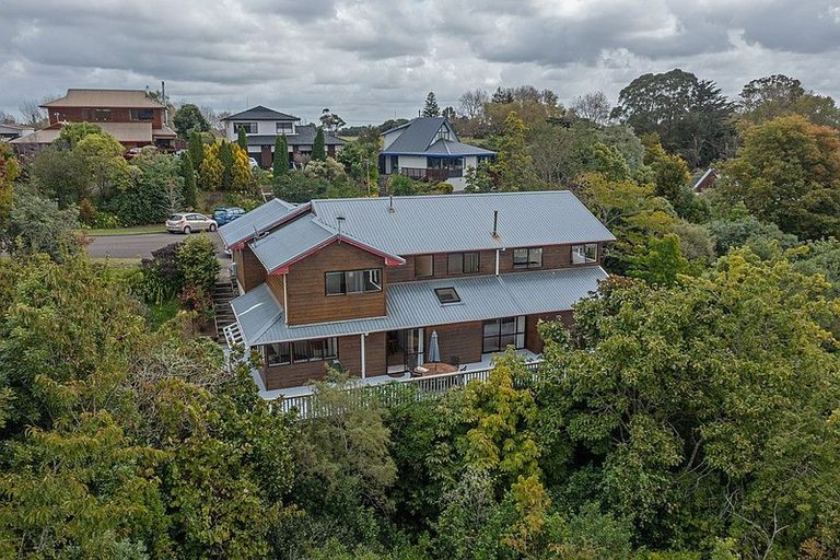 Photo of property in 32 Springdale Grove, Fitzherbert, Palmerston North, 4410