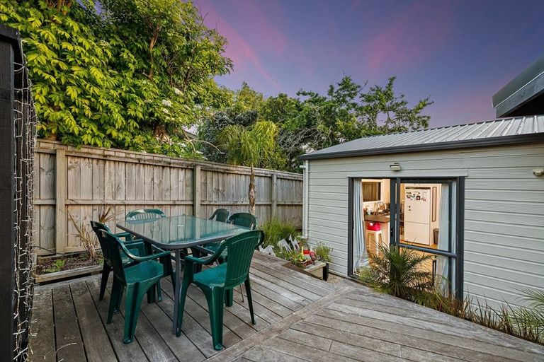 Photo of property in 23 Helleur Road, Massey, Auckland, 0614