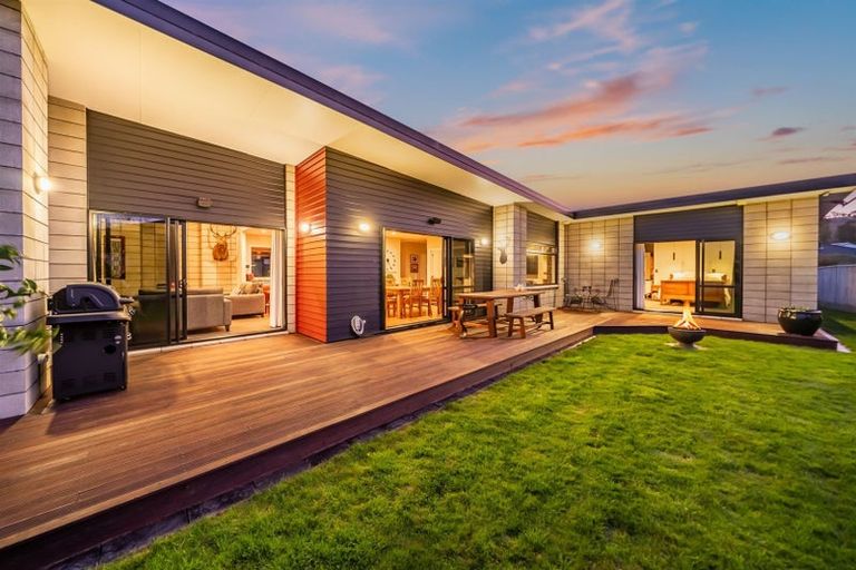 Photo of property in 14 Resolution Drive, Whitby, Porirua, 5024