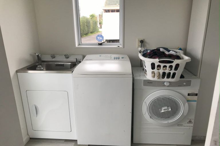 Photo of property in 28 Rewarewa Road, Te Atatu Peninsula, Auckland, 0610