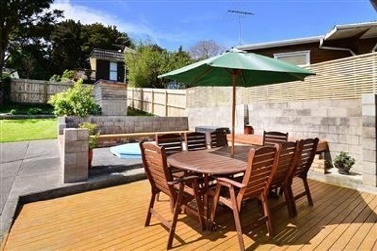 Photo of property in 17 Kathleen Street, Totara Vale, Auckland, 0627