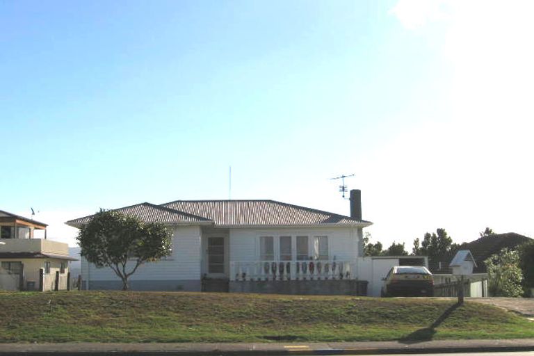 Photo of property in 4192 Great North Road, Glendene, Auckland, 0602