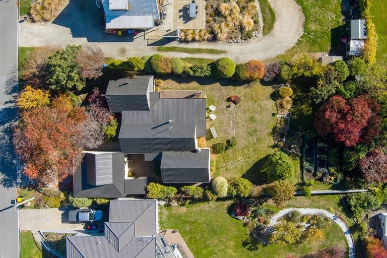 Photo of property in 8 Kennedy Crescent, Wanaka, 9305