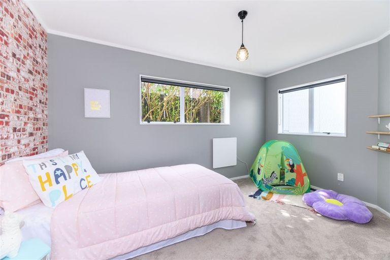 Photo of property in 1 Marguerita Place, West Harbour, Auckland, 0618