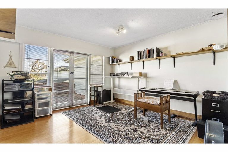 Photo of property in 10 Lloyd Avenue, Papatoetoe, Auckland, 2025