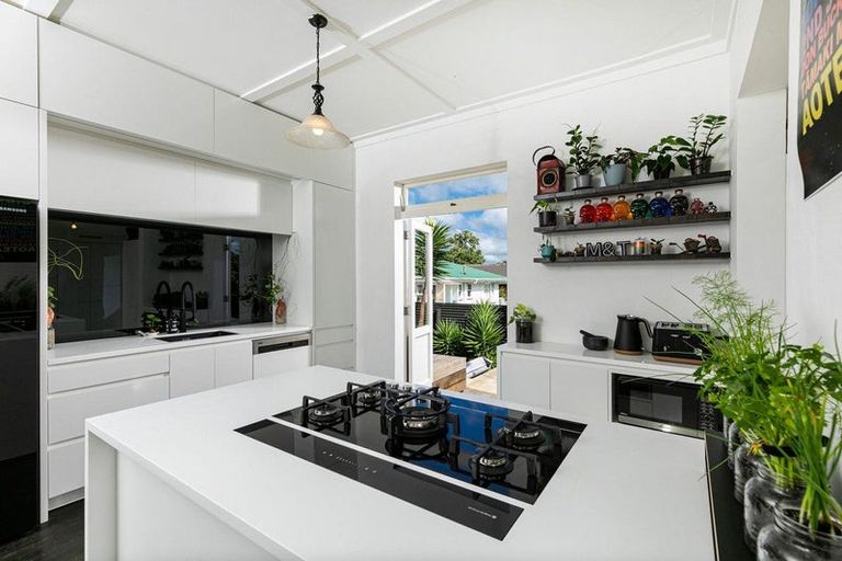 Photo of property in 5 Don Buck Road, Henderson, Auckland, 0614