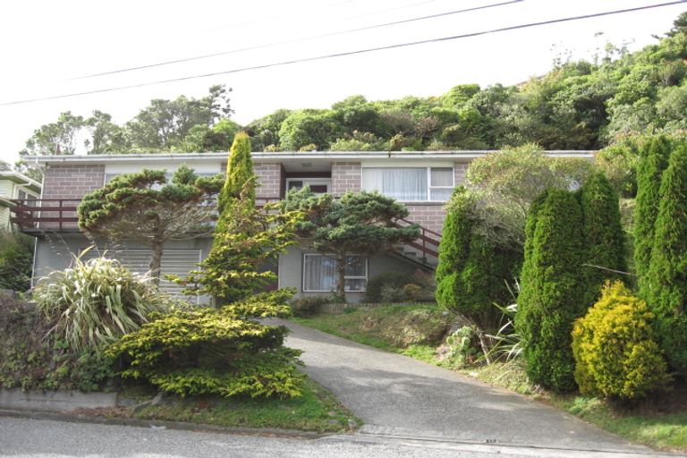 Photo of property in 12 Longcroft Terrace, Newlands, Wellington, 6037