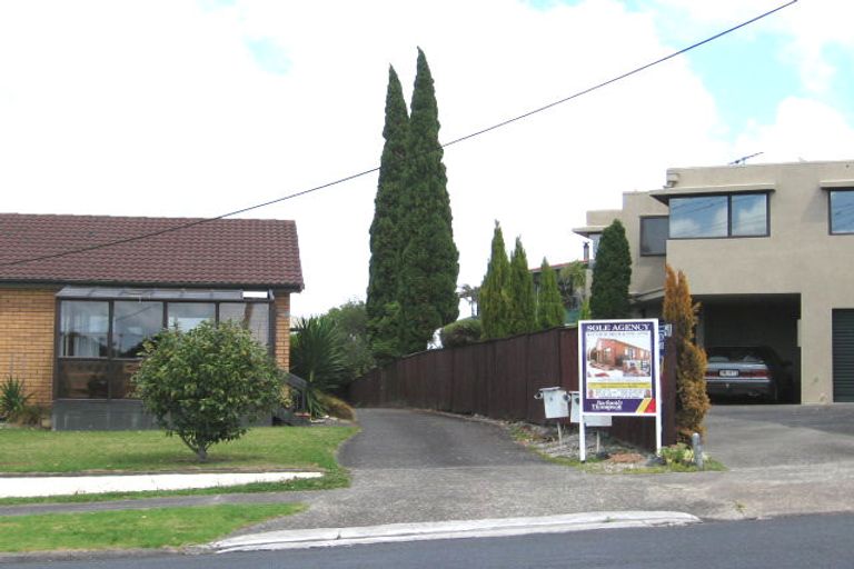 Photo of property in 3/100 East Coast Road, Forrest Hill, Auckland, 0620