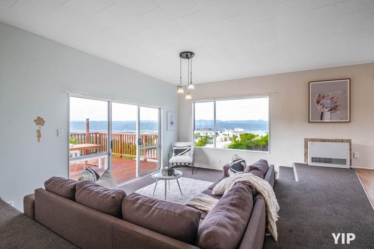 Photo of property in 21 Sunhaven Drive, Newlands, Wellington, 6037