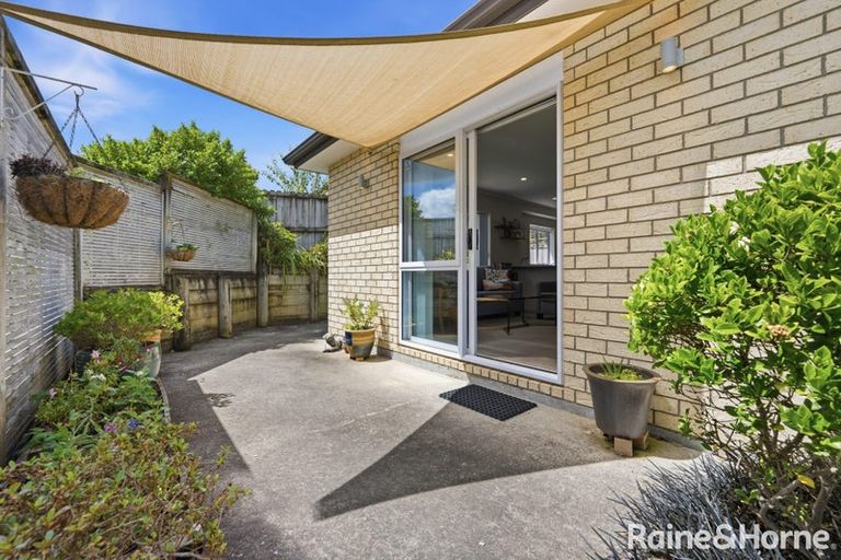 Photo of property in 18 Nirmal Place, Sunnyvale, Auckland, 0612