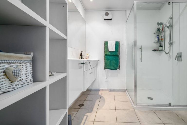 Photo of property in 72 Devonport Road, Tauranga, 3110