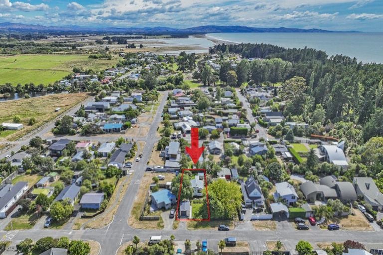 Photo of property in 16 Broadway Avenue, Waikuku Beach, 7473
