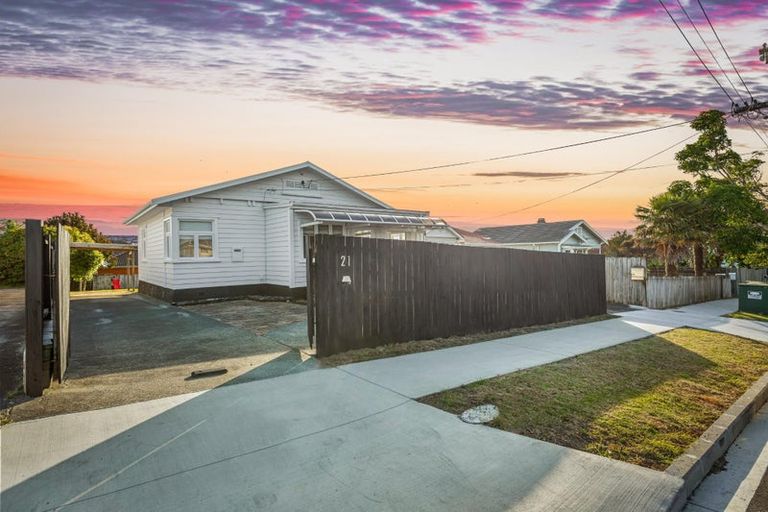 Photo of property in 21 Islington Avenue, New Lynn, Auckland, 0600