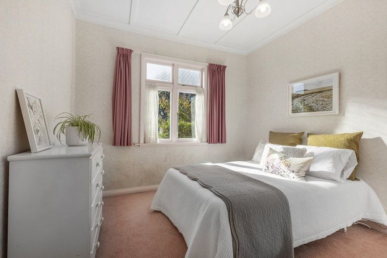 Photo of property in 23 Endeavour Street, Lyall Bay, Wellington, 6022