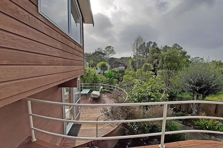 Photo of property in 14 La Roche Place, Northcote, Auckland, 0627