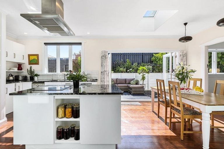 Photo of property in 3 Thames Street, Island Bay, Wellington, 6023