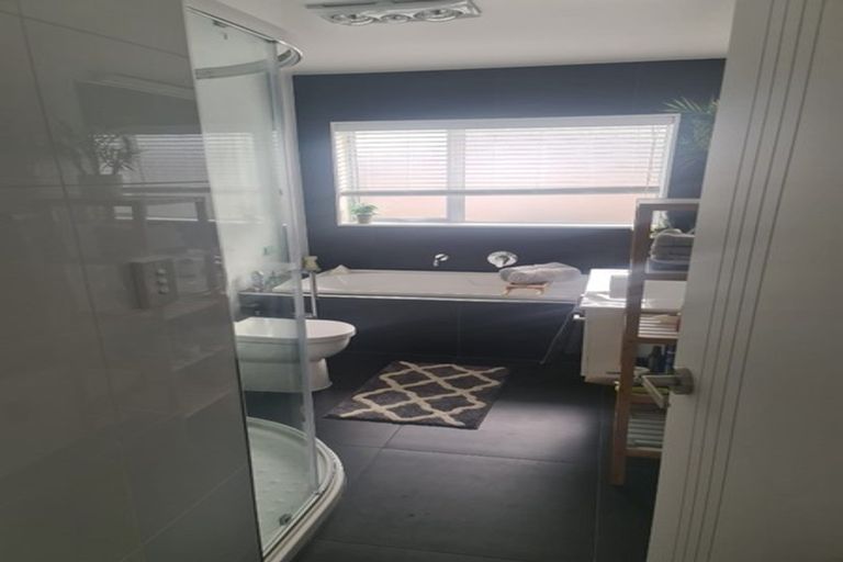 Photo of property in 20 Papa Orchard Drive, Kumeu, 0810