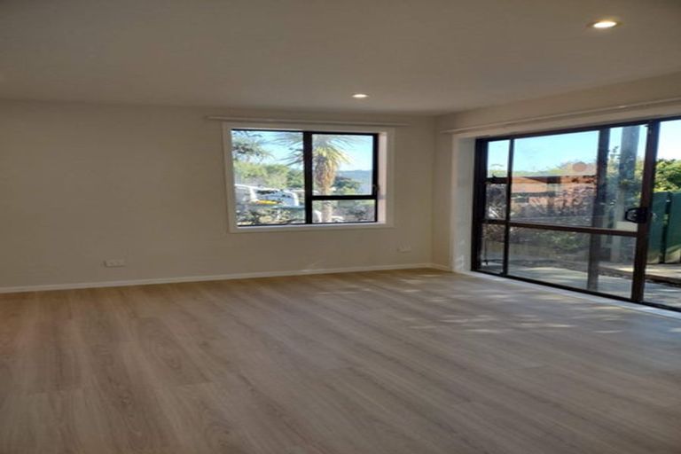 Photo of property in 11 Kinnel Grove, Papakowhai, Porirua, 5024