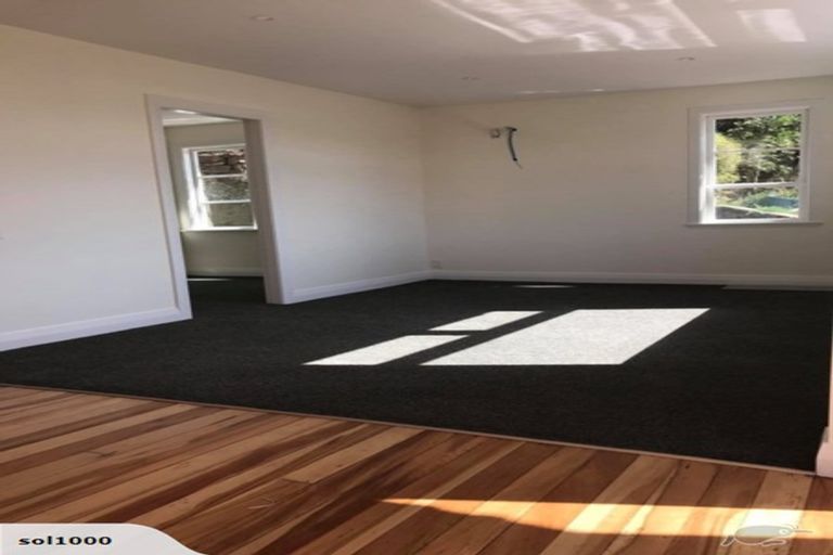 Photo of property in 33 Hungerford Road, Lyall Bay, Wellington, 6022