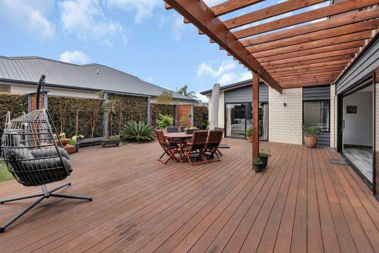 Photo of property in 11 Waitemata Drive, One Tree Point, 0118