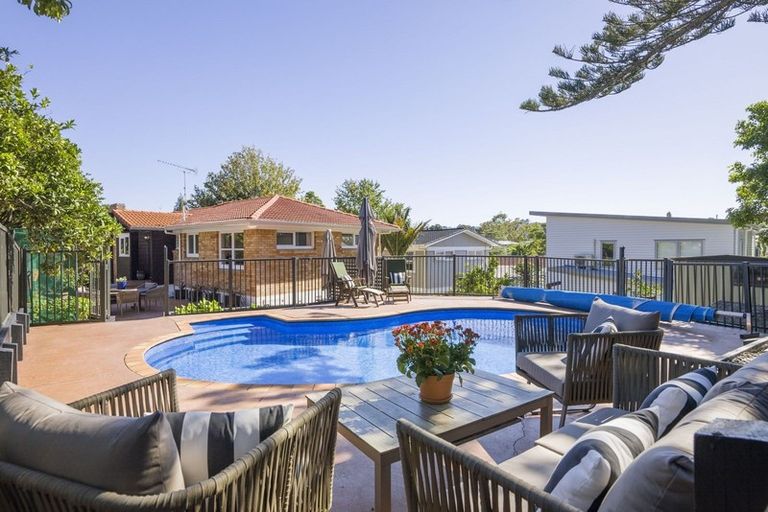 Photo of property in 6 Regal Place, Forrest Hill, Auckland, 0620