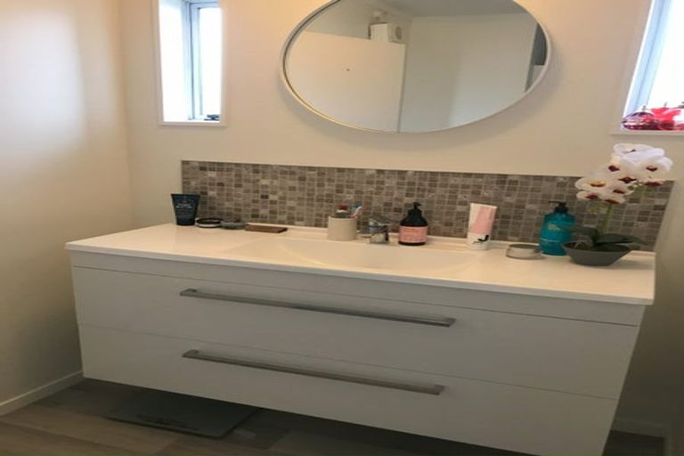 Photo of property in 28 Rewarewa Road, Te Atatu Peninsula, Auckland, 0610