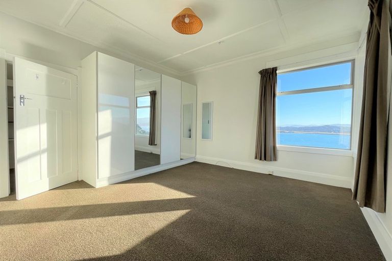 Photo of property in 24 Hungerford Road, Lyall Bay, Wellington, 6022