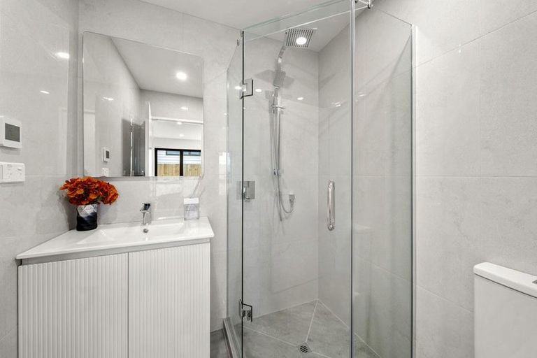 Photo of property in 3/1088 Beach Road, Torbay, Auckland, 0630
