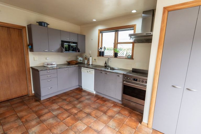 Photo of property in 9 Pinkerton Grove, Newlands, Wellington, 6037