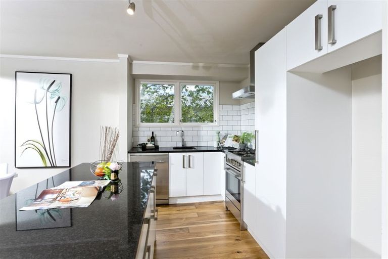 Photo of property in 1/32 Tamahere Drive, Glenfield, Auckland, 0629