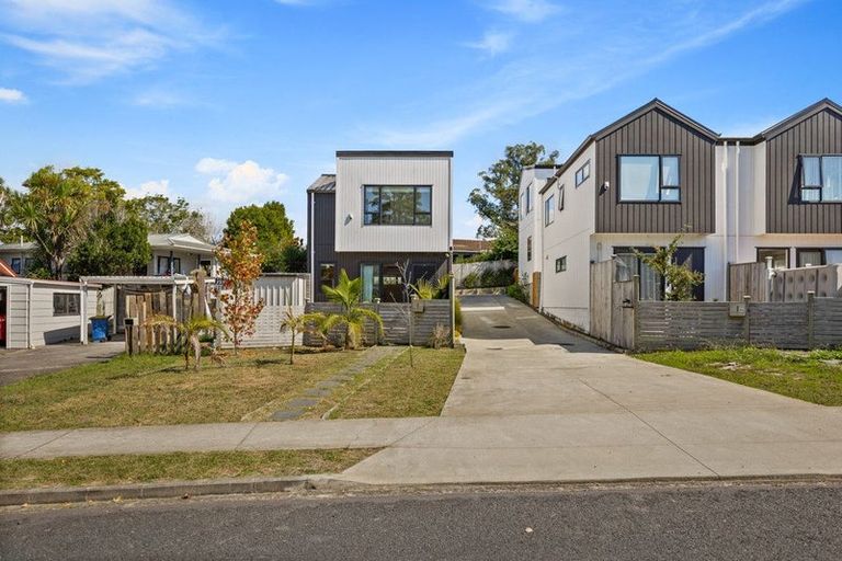 Photo of property in 4a Trengove Place, West Harbour, Auckland, 0618