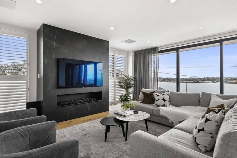 Photo of property in 11a Montgomery Avenue, Rothesay Bay, Auckland, 0630