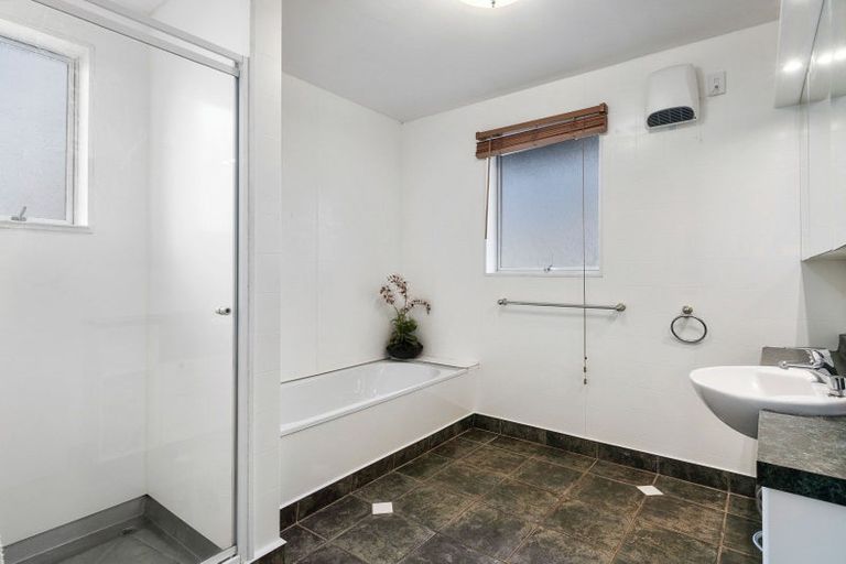 Photo of property in 30 Glenharrow Avenue, Avonhead, Christchurch, 8042