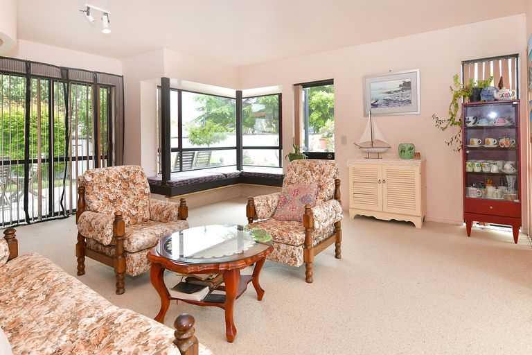 Photo of property in 27 Maygrove Drive, Orewa, 0931