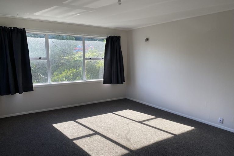Photo of property in 34 Miles Crescent, Newlands, Wellington, 6037