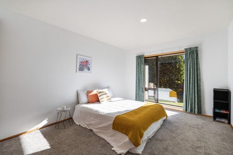 Photo of property in 8 Brockhall Lane, Avonhead, Christchurch, 8042