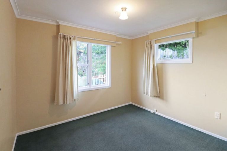 Photo of property in 33 Victory Crescent, Tawa, Wellington, 5028