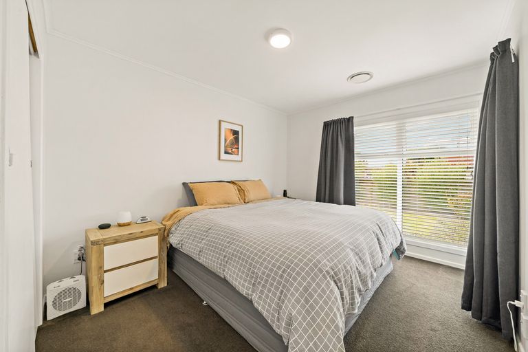 Photo of property in 4 London Street, Te Atatu Peninsula, Auckland, 0610