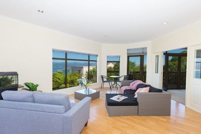 Photo of property in 42 Dress Circle, Newlands, Wellington, 6037
