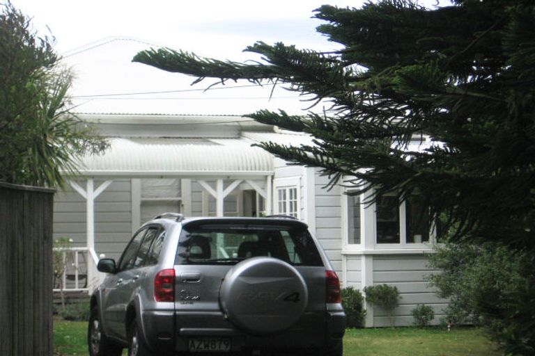 Photo of property in 10 Bank Road, Northland, Wellington, 6012