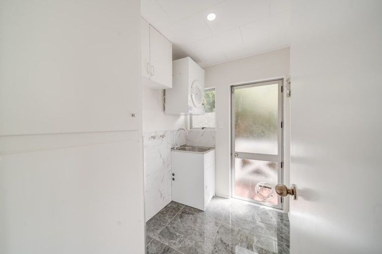 Photo of property in 2 Netherlands Avenue, Kelston, Auckland, 0602