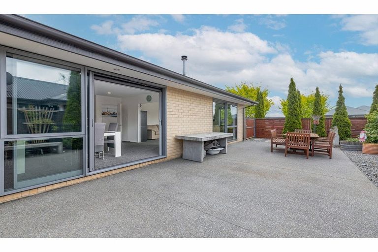 Photo of property in 16 Huntingdon Drive, Rangiora, 7400