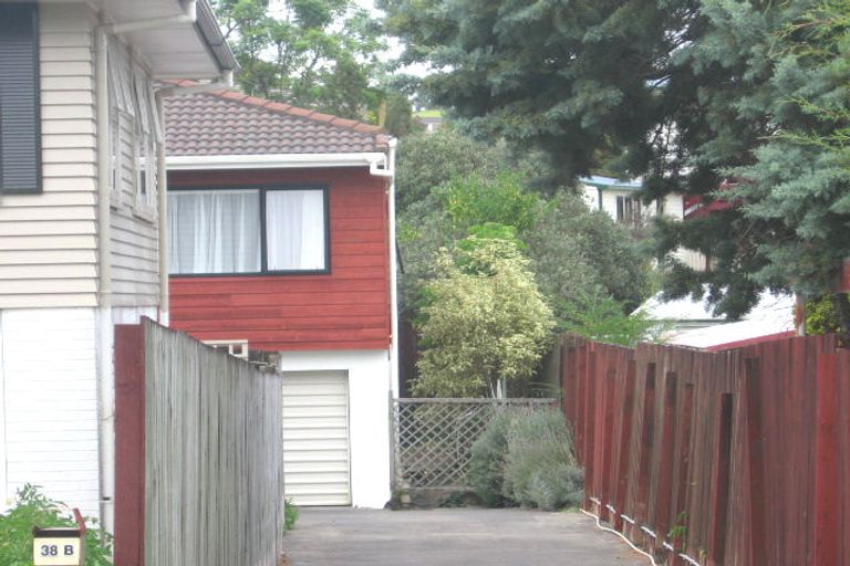 Photo of property in 2/38 Waverley Avenue, Glenfield, Auckland, 0629
