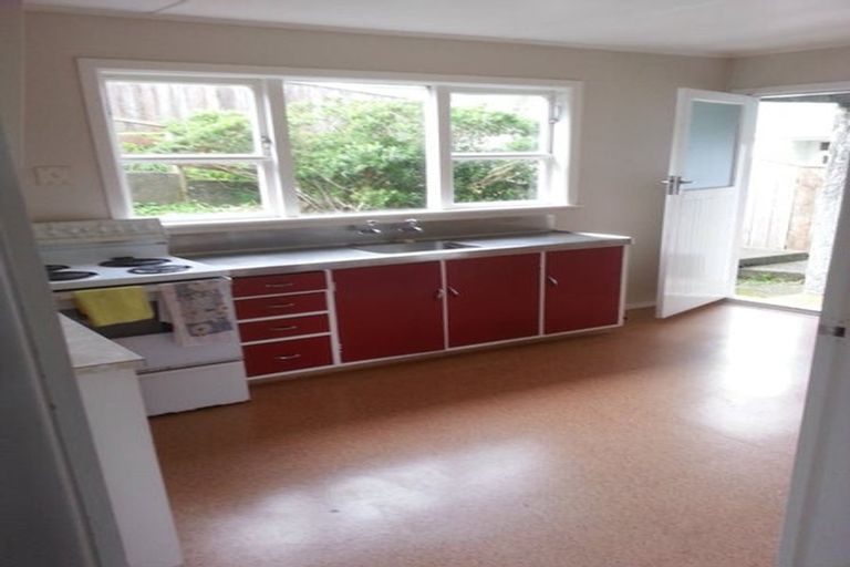 Photo of property in 12 Huntingdon Street, Northland, Wellington, 6012