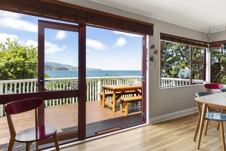 Photo of property in 61 Breaker Bay Road, Breaker Bay, Wellington, 6022