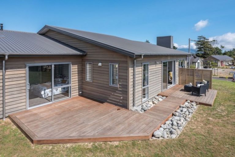 Photo of property in 1 Lamont Place, Waikanae, 5036